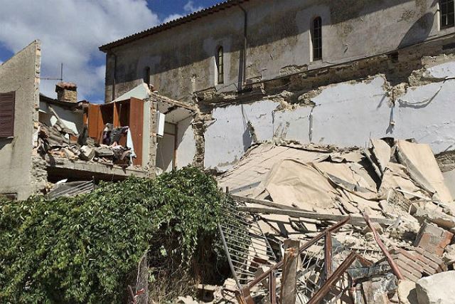 Число жертв землетрясения в Италии превысило 20 человек